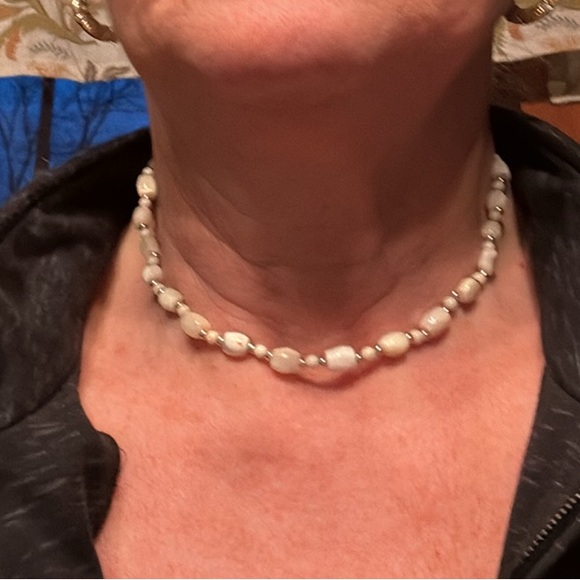 16 inch choker, pearly shells alternating little gold/ pearl beads - Picture 7 of 7
